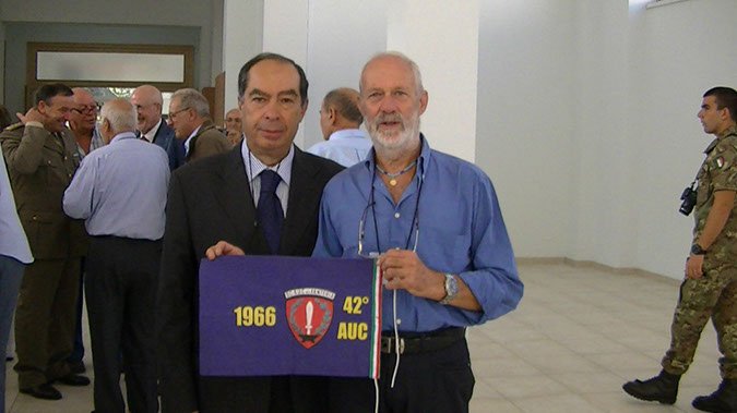 1° raduno Ascoli Piceno dal 9 al 10 settembre 2011 -  foto...070 - ecco il nostro Gagliardetto